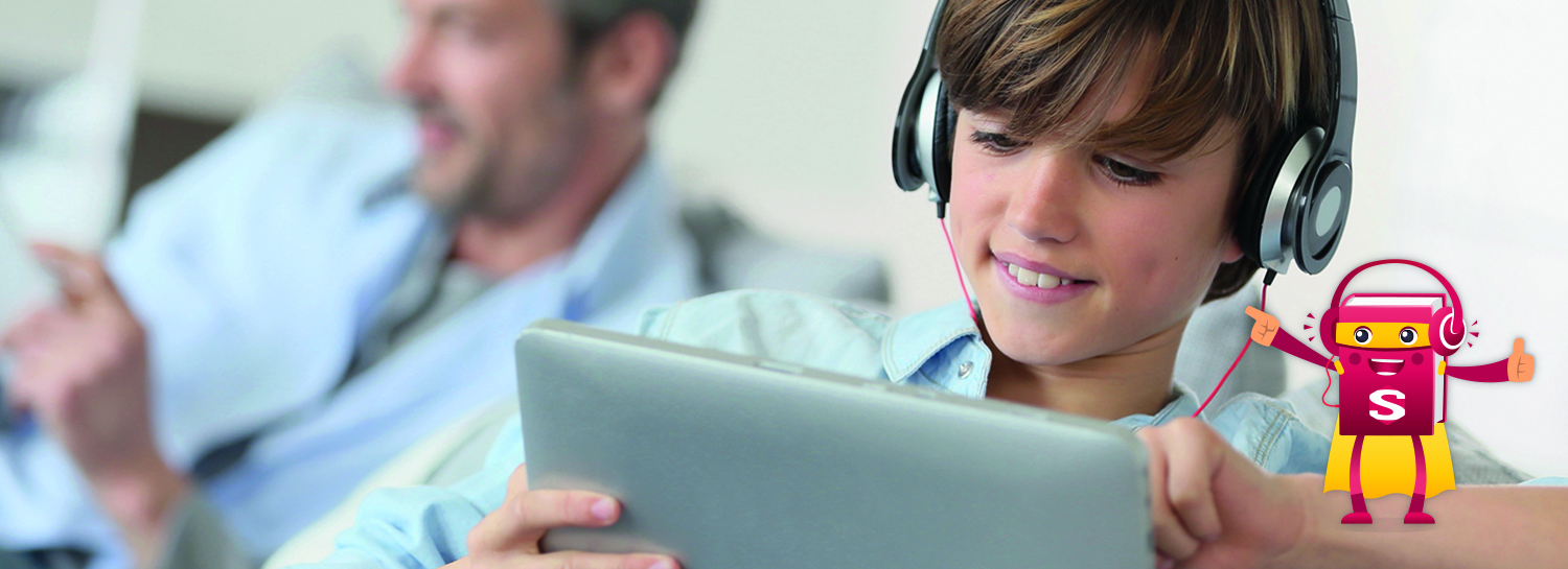 Afbeelding van een jongen met een koptelefoon op en een tablet in de hand. 