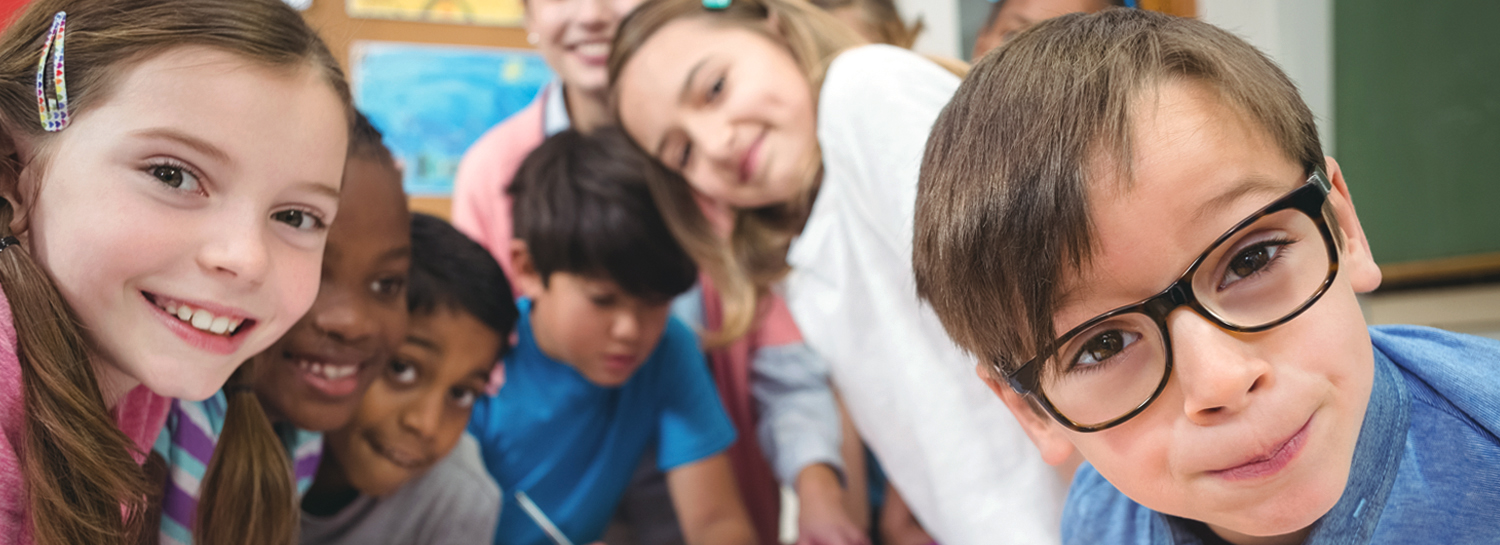 Afbeelding van verschillende kinderen die je lachend aankijken