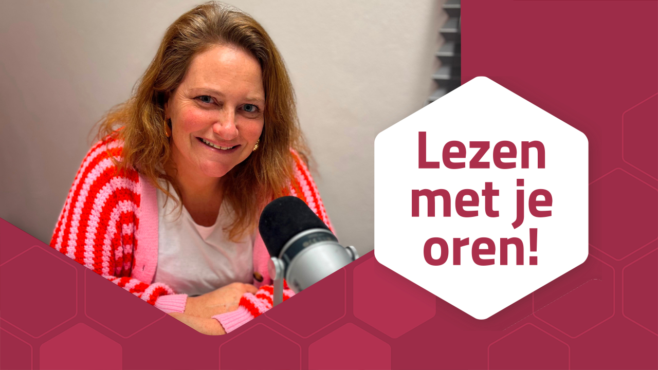 Vrouw met microfoon. Aangevuld met de tekst: Lezen met je oren!